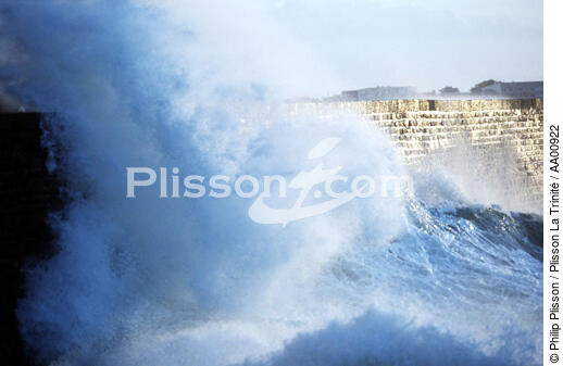 Eclat de vague sur la jetée. - © Philip Plisson / Plisson La Trinité / AA00922 - Photo Galleries - Storm at sea