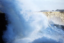 Eclat de vague sur la jetée. © Philip Plisson / Plisson La Trinité / AA00922 - Photo Galleries - Town [56]