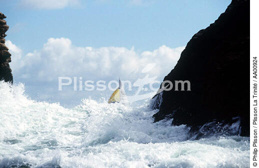 Bateau perdu sous les vagues. - © Philip Plisson / Plisson La Trinité / AA00924 - Photo Galleries - Geomorphology