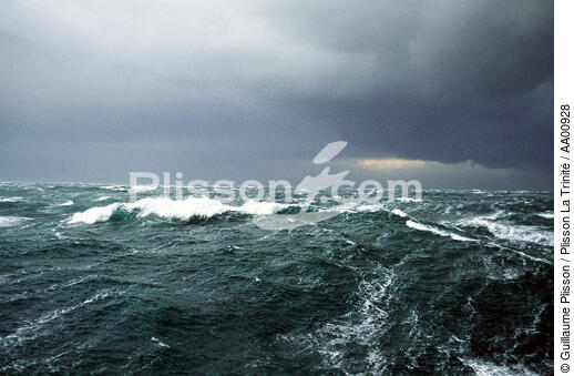 Vagues sous un ciel de grain. - © Guillaume Plisson / Plisson La Trinité / AA00928 - Photo Galleries - Storms