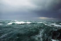 Vagues sous un ciel de grain. © Guillaume Plisson / Plisson La Trinité / AA00928 - Photo Galleries - Storm at sea