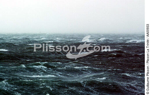 Ciel brumeux et mer agitée. - © Guillaume Plisson / Plisson La Trinité / AA00933 - Nos reportages photos - Mer