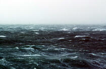Ciel brumeux et mer agitée. © Guillaume Plisson / Plisson La Trinité / AA00933 - Nos reportages photos - Mer agitée