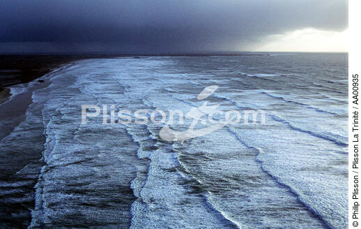 Train de vagues. - © Philip Plisson / Plisson La Trinité / AA00935 - Photo Galleries - Stormy sky