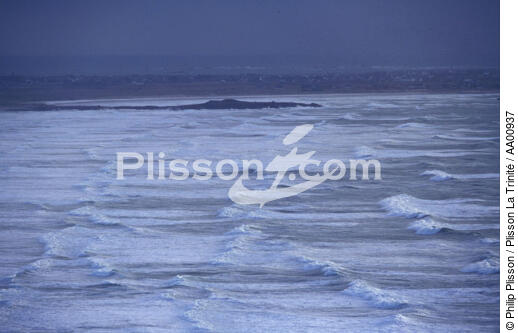 Train de vagues sous ciel de grain. - © Philip Plisson / Plisson La Trinité / AA00937 - Photo Galleries - Storm at sea