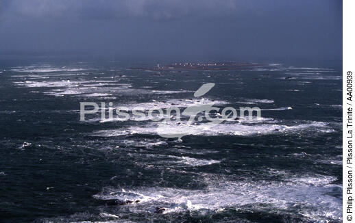 Ile de sein en arrière plan. - © Philip Plisson / Plisson La Trinité / AA00939 - Nos reportages photos - Mer d'Iroise