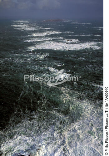 Ile de Sein en arrière plan, vagues au premier. - © Philip Plisson / Plisson La Trinité / AA00940 - Nos reportages photos - Site [29]