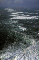Ile de Sein en arrière plan, vagues au premier. © Philip Plisson / Plisson La Trinité / AA00940 - Nos reportages photos - Mer agitée