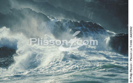 Eclat de vague sur la côte. - © Philip Plisson / Plisson La Trinité / AA00942 - Photo Galleries - Wave