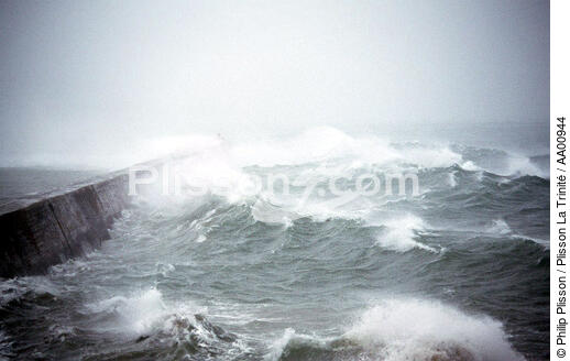 Tempête, éclat de vagues sur la jetée. - © Philip Plisson / Plisson La Trinité / AA00944 - Nos reportages photos - Mer