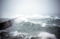 Tempête, éclat de vagues sur la jetée. © Philip Plisson / Plisson La Trinité / AA00944 - Nos reportages photos - Tempête