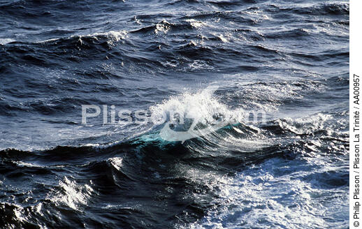 Mer agitée, train de vagues. - © Philip Plisson / Plisson La Trinité / AA00957 - Photo Galleries - Storm at sea
