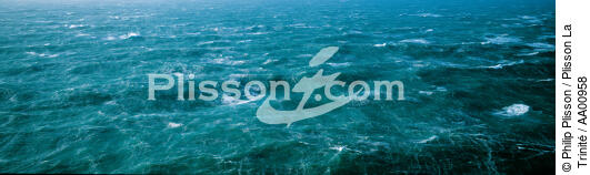 Mer agitée - © Philip Plisson / Plisson La Trinité / AA00958 - Nos reportages photos - Panoramique horizontal