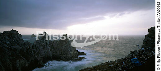 Penhir point in Finistère. - © Philip Plisson / Plisson La Trinité / AA00962 - Photo Galleries - Cloud-break