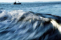 Bateau de pêche en arrière plan d'une vague. © Philip Plisson / Plisson La Trinité / AA00963 - Photo Galleries - Coastal landscape