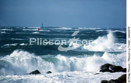 Tempête, phare en arrière plan. - © Philip Plisson / Plisson La Trinité / AA00978 - Photo Galleries - Storm at sea