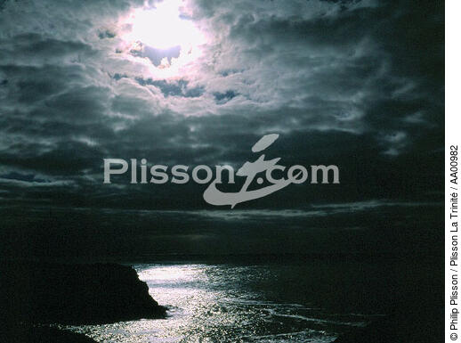 Lumière verte sur une côte sauvage. - © Philip Plisson / Plisson La Trinité / AA00982 - Photo Galleries - Cloud