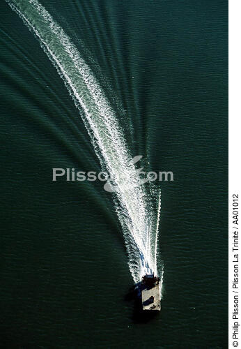 Ponton ostréicole sur une mer d'huile. - © Philip Plisson / Plisson La Trinité / AA01012 - Nos reportages photos - Ponton ostréicole