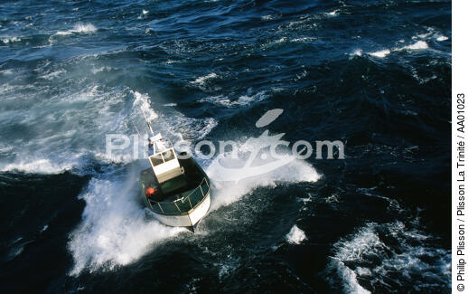 Bateau de pêche sur une mer agitée. - © Philip Plisson / Plisson La Trinité / AA01023 - Photo Galleries - Storm at sea