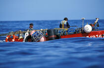 Petite pêche. © Philip Plisson / Plisson La Trinité / AA01025 - Nos reportages photos - Pêcheur