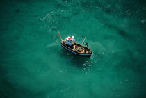 Bateau de pêche sur une mer verte. © Philip Plisson / Plisson La Trinité / AA01027 - Nos reportages photos - Petite pêche