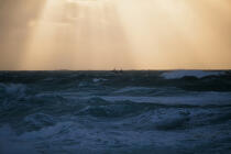 Trouée au dessus d'un bateau de pêche. © Philip Plisson / Plisson La Trinité / AA01035 - Photo Galleries - Cloud-break