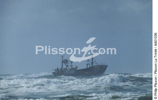 Bateau de pêche dans le gros temps - © Philip Plisson / Plisson La Trinité / AA01036 - Nos reportages photos - Houle