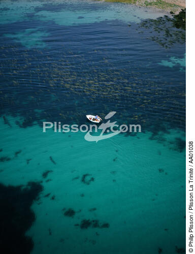 Vue aérienne d'un canot de pêche, île Molène. - © Philip Plisson / Plisson La Trinité / AA01038 - Nos reportages photos - Bateau à rames
