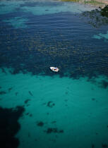 Vue aérienne d'un canot de pêche, île Molène. © Philip Plisson / Plisson La Trinité / AA01038 - Nos reportages photos - Bateau à rames