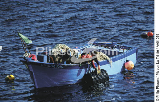 Pêcheurs sur un caseyeur. - © Philip Plisson / Plisson La Trinité / AA01039 - Nos reportages photos - Petite pêche