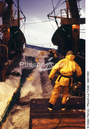 Chalutier Lorientais en pêche. - © Didier Perron / Plisson La Trinité / AA01060 - Nos reportages photos - Gros temps