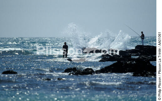 Pêcheur sur la côte sauvage. - © Philip Plisson / Plisson La Trinité / AA01061 - Nos reportages photos - Pêcheur
