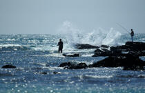 Pêcheur sur la côte sauvage. © Philip Plisson / Plisson La Trinité / AA01061 - Photo Galleries - Fisherman