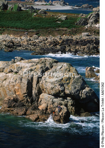Pêcheur sur une côte sauvage. - © Philip Plisson / Plisson La Trinité / AA01062 - Photo Galleries - Cliff
