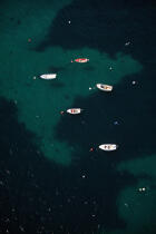 Vue aérienne de barques au mouillage. © Guillaume Plisson / Plisson La Trinité / AA01073 - Nos reportages photos - Termes divers