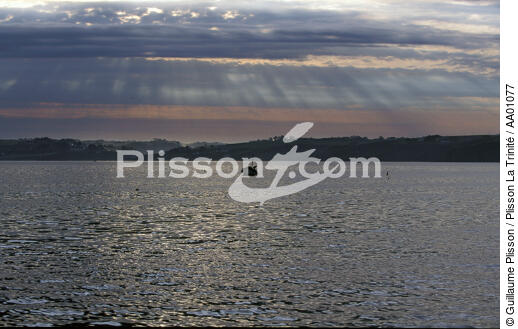 Bateau de pêche en contre-jour, au large de Douarnenez. - © Guillaume Plisson / Plisson La Trinité / AA01077 - Nos reportages photos - Ville [29]