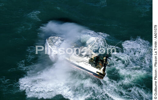 Le Monica II dans la houle. - © Guillaume Plisson / Plisson La Trinité / AA01079 - Photo Galleries - Trawler