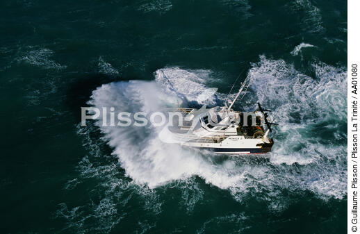 Le Monica II, pêche côtière sous gros temps. - © Guillaume Plisson / Plisson La Trinité / AA01080 - Photo Galleries - Types of fishing