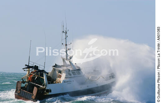 Eclat de vague sur le Monica II. - © Guillaume Plisson / Plisson La Trinité / AA01083 - Photo Galleries - Trawler