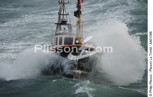 Bateau de pêche dans la houle. - © Philip Plisson / Plisson La Trinité / AA01086 - Photo Galleries - Heavy swell