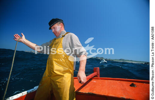 Pêcheur au large de Ouessant. - © Guillaume Plisson / Plisson La Trinité / AA01088 - Nos reportages photos - Site [29]