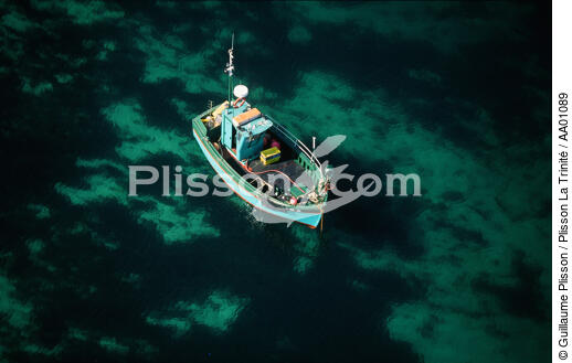 Petit bateau de pêche aux Glénan. - © Guillaume Plisson / Plisson La Trinité / AA01089 - Nos reportages photos - Fond marin