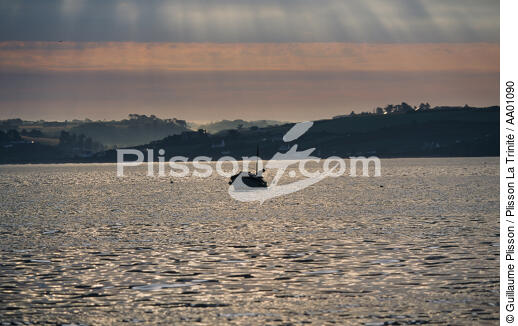 A l'aube, pêche au large de Douarnenez. - © Guillaume Plisson / Plisson La Trinité / AA01090 - Photo Galleries - Dawn