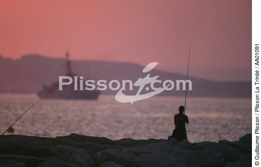 Pêcheur à la ligne, à Marseille. - © Guillaume Plisson / Plisson La Trinité / AA01091 - Nos reportages photos - Provence Alpes Côte-d'Azur