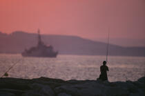 Pêcheur à la ligne, à Marseille. © Guillaume Plisson / Plisson La Trinité / AA01091 - Photo Galleries - Backlit