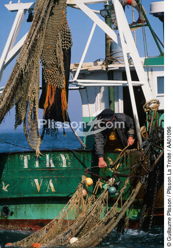 Pêcheur tirant un filet à bord d'un chalutier. - © Guillaume Plisson / Plisson La Trinité / AA01096 - Photo Galleries - Fisherman
