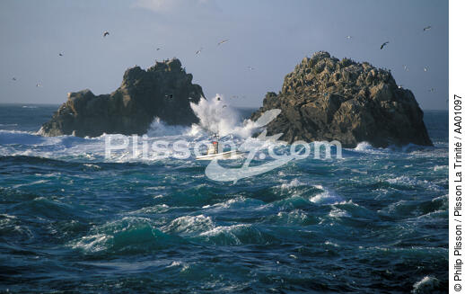 Pêche dans le Raz de Sein. - © Philip Plisson / Plisson La Trinité / AA01097 - Nos reportages photos - Côte sauvage
