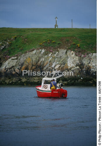 Petite pêche à Ouessant. - © Philip Plisson / Plisson La Trinité / AA01098 - Photo Galleries - Finistère