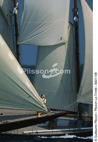 Equipier dans la voilure du Velsheda. - © Guillaume Plisson / Plisson La Trinité / AA01148 - Nos reportages photos - Yachting