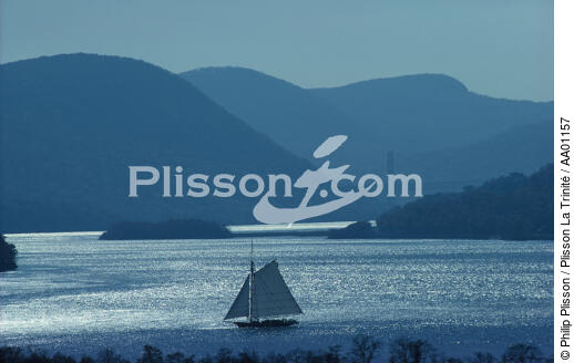 Voilier en contre-jour. - © Philip Plisson / Plisson La Trinité / AA01157 - Photo Galleries - Traditional sailing